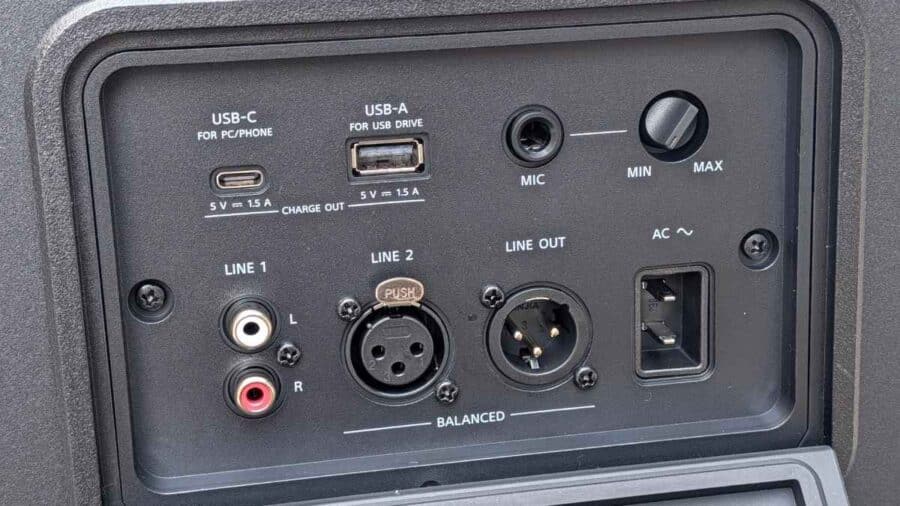 Ingressi USB-C, USB-A, MIC, Line 1, Line 2 XLR, Line Out e presa AC del Sony ULT Tower 5