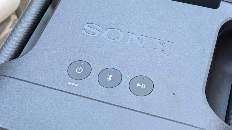 Pannello superiore del Sony ULT Tower 5 con logo Sony e tasti power, Bluetooth e play/pausa