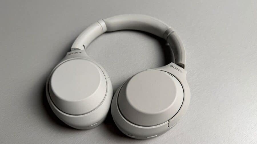Sony WH-1000XM4C in Platinum Silver, cuffie over-ear con padiglioni aperti su sfondo neutro