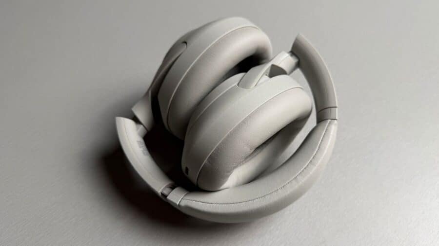 Sony WH-1000XM4C completamente ripiegate su loro stesse per il trasporto