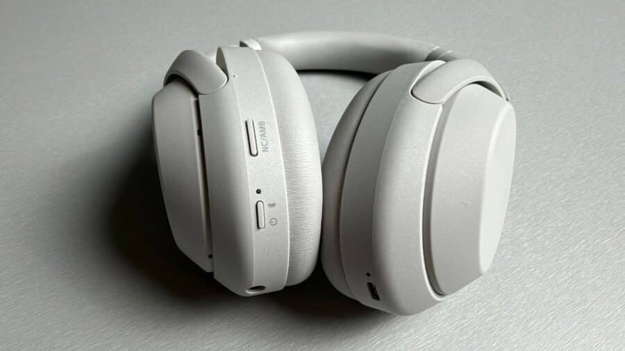 Dettaglio dei comandi fisici delle Sony WH-1000XM4C, pulsante NC/AMB e accensione Bluetooth