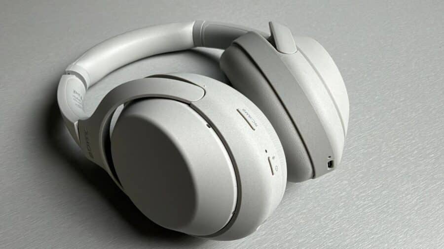 Sony WH-1000XM4C ripiegate lateralmente con porta USB-C e pulsanti in evidenza
