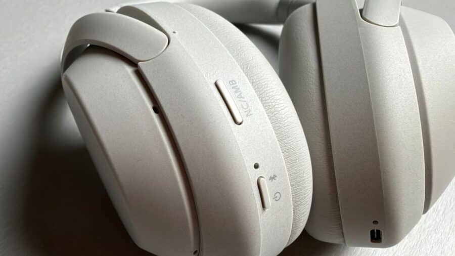 Primo piano dei pulsanti NC/AMB e power/Bluetooth sul padiglione delle Sony WH-1000XM4C