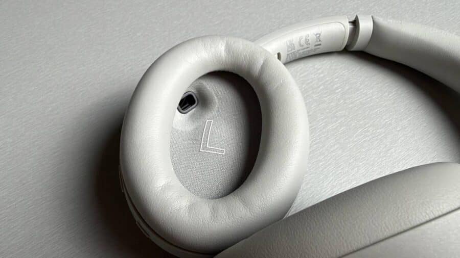 Interno del padiglione sinistro delle Sony WH-1000XM4C con ingresso jack e marchio L