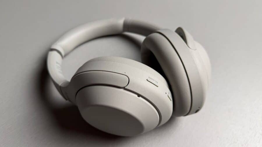 Sony WH-1000XM4C ripiegate viste dall'alto, con pulsante NC/AMB visibile