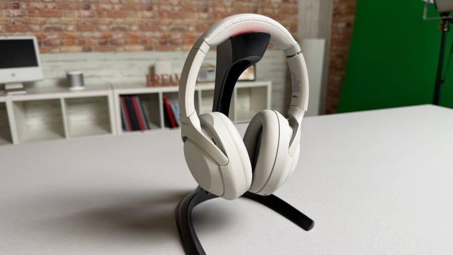 Sony WH-1000XM4C bianche su supporto da scrivania in uno studio con parete di mattoni