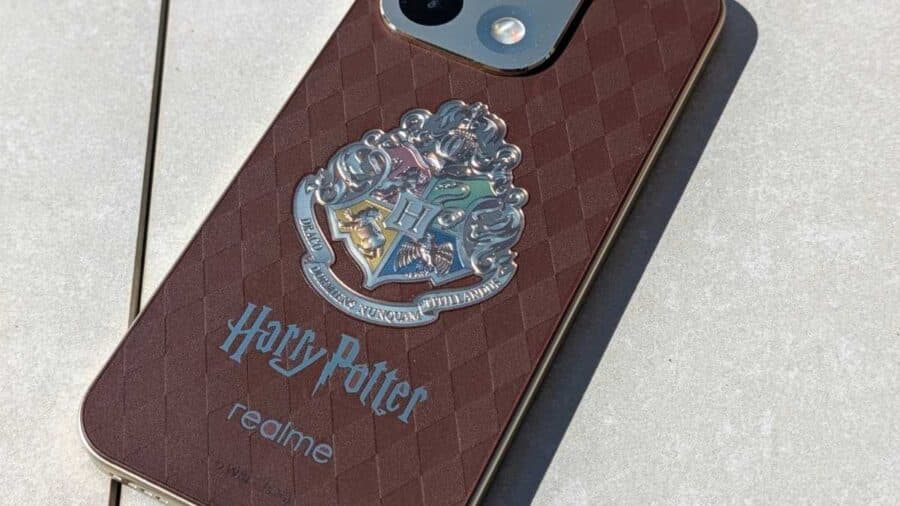 Realme 16 Pro 5G Harry Potter Edition al sole con lo stemma di Hogwarts che rivela i colori delle quattro Case