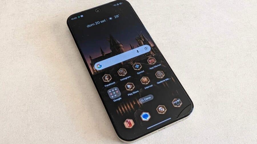 Schermata home del Realme 16 Pro 5G Harry Potter Edition con wallpaper del castello di Hogwarts e icone a tema