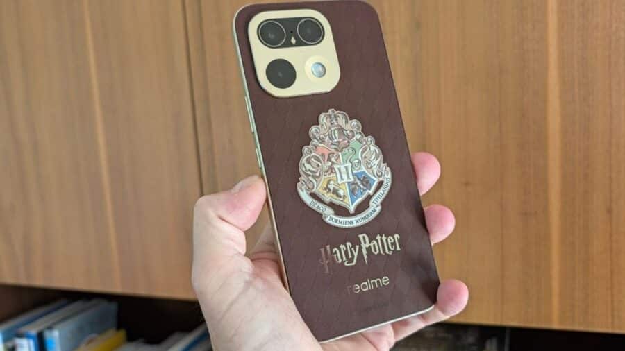 Realme 16 Pro 5G Harry Potter Edition, back cover marrone con stemma di Hogwarts e modulo fotocamera a tema