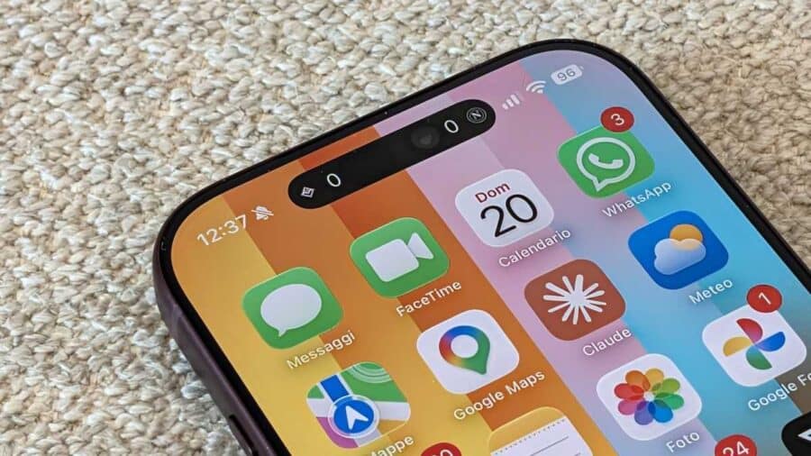 Dettaglio della Dynamic Island e della fotocamera anteriore di iPhone 18 Pro nel colore Borgogna