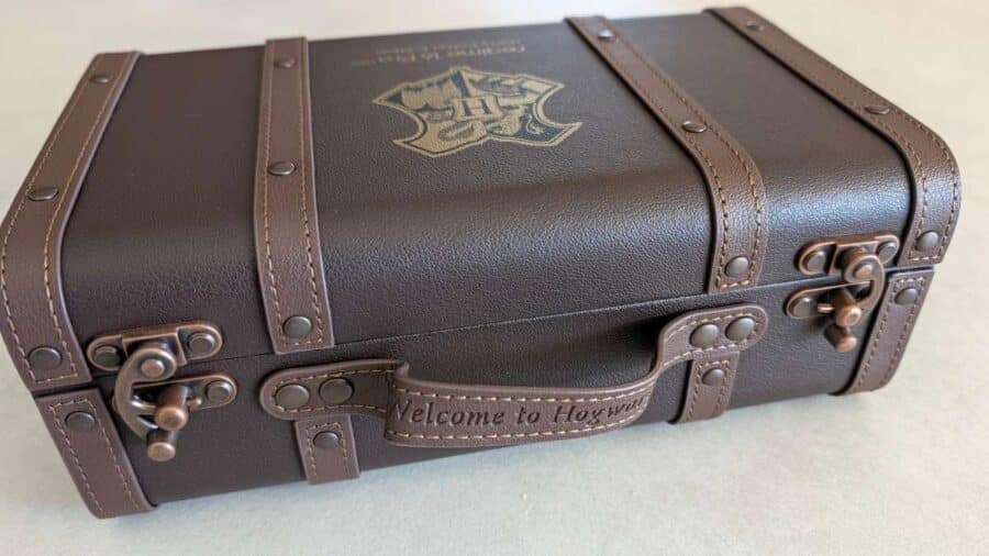 Baule da collezione del Realme 16 Pro 5G Harry Potter Edition con scritta Welcome to Hogwarts sulla maniglia