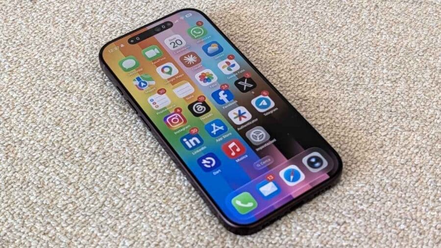 iPhone 18 Pro colore Borgogna appoggiato con la schermata home attiva e le icone delle app