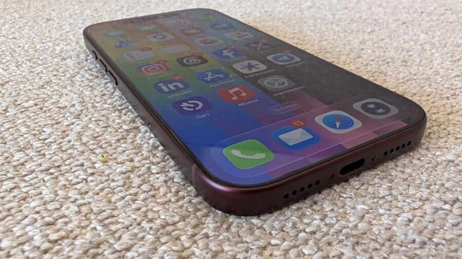 Vista laterale di iPhone 18 Pro Borgogna con porta USB-C e altoparlante inferiore in evidenza