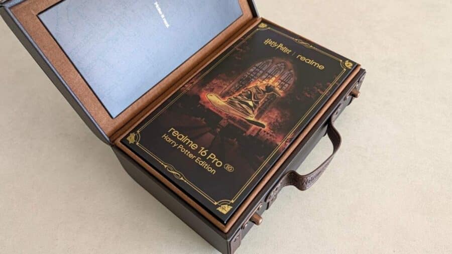 Baule aperto del Realme 16 Pro 5G Harry Potter Edition con la confezione del telefono a forma di libro