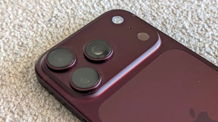 Modulo fotografico triplo di iPhone 18 Pro colore Borgogna con flash LED e sensore LiDAR