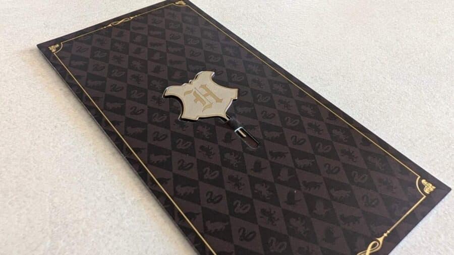 Pin per l'apertura dello slot SIM del Realme 16 Pro 5G Harry Potter Edition a forma di stemma di Hogwarts