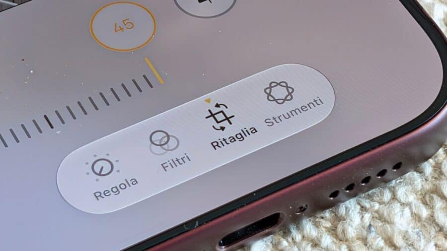 Interfaccia di editing foto su iPhone 18 Pro con regolazione manuale e strumenti di ritaglio