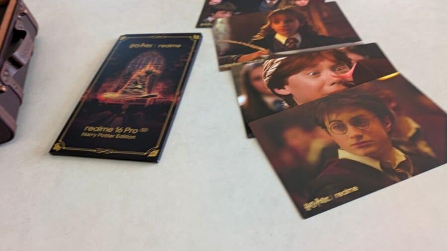 Cartoline dei personaggi di Harry Potter incluse nella confezione del Realme 16 Pro 5G Harry Potter Edition
