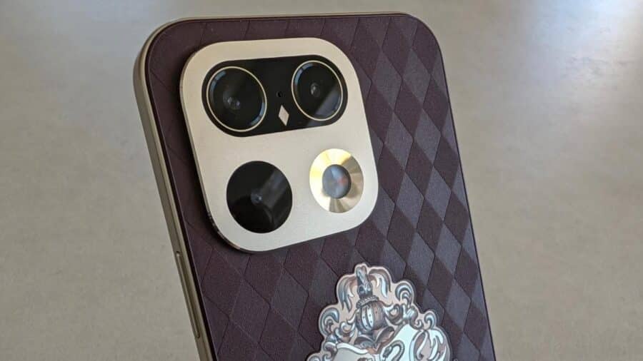 Dettaglio del modulo fotocamera del Realme 16 Pro 5G Harry Potter Edition ispirato agli occhi di Edvige