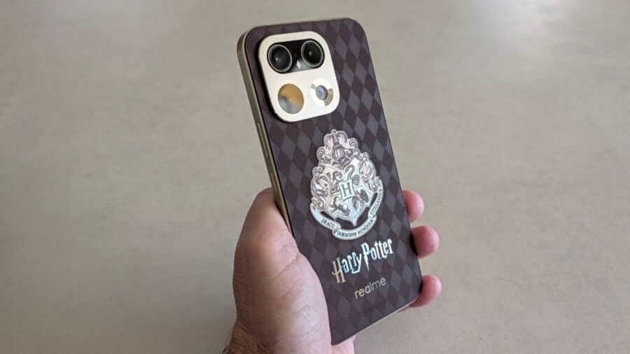 Realme 16 Pro 5G Harry Potter Edition tenuto in mano, back cover con stemma di Hogwarts e logo Harry Potter