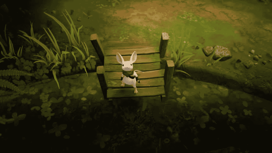 Il topolino bianco Quill con sciarpa verde in piedi su un piccolo ponte di legno, mentre guarda verso l'alto circondato dalla vegetazione e dai riflessi verdastri dell'acqua.