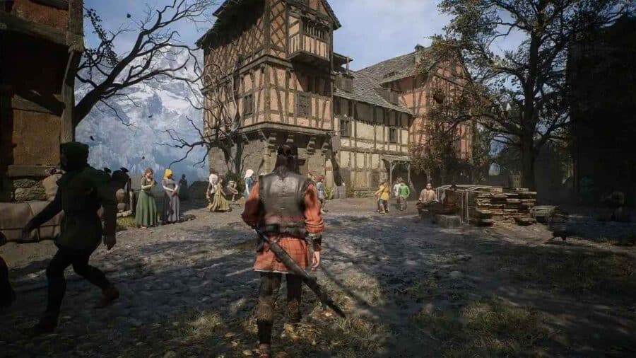 Visuale in terza persona di Coen mentre cammina lungo una via acciottolata di un villaggio medievale tra case a graticcio, passanti in costume d'epoca e montagne innevate sullo sfondo.