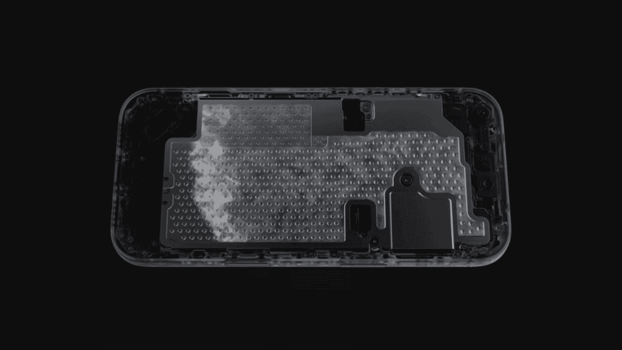 Rendering trasparente a raggi X della scocca interna di iPhone 18 Pro Max che mette in risalto la grande piastra metallica della camera di vapore per la dissipazione termica dei componenti.