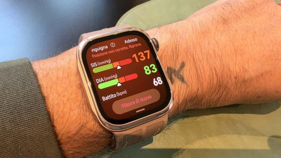 Huawei Watch D3 durante una misurazione della pressione con avviso di posizione non corretta