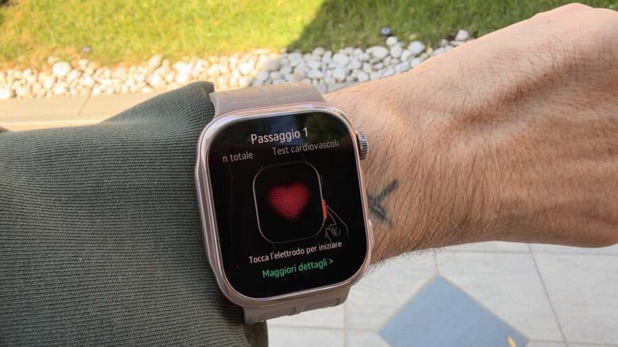 Huawei Watch D3, schermata di avvio del test ECG con indicazione di toccare l'elettrodo