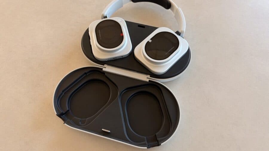 Nothing Headphone (1) Pro appoggiate sulla custodia interna con alloggiamenti imbottiti