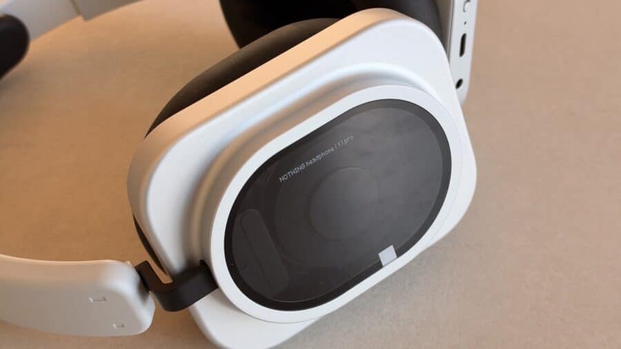 Dettaglio ravvicinato del padiglione con incisione Nothing Headphone (1) Pro sul vetro