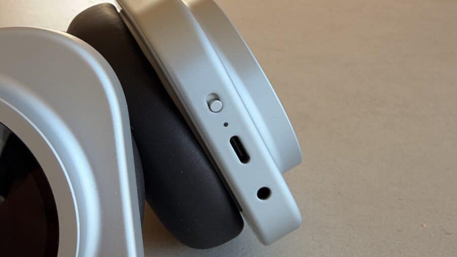 Controlli fisici sul bordo della cuffia, roller e porta USB-C