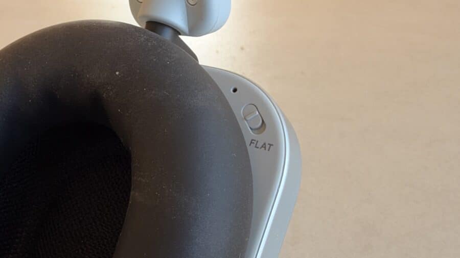 Dettaglio dell'interruttore fisico Flat EQ sul padiglione di Nothing Headphone (1) Pro