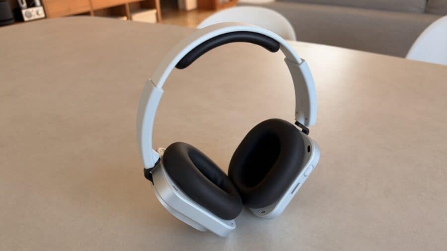 Nothing Headphone (1) Pro viste di tre quarti con imbottitura nera in evidenza