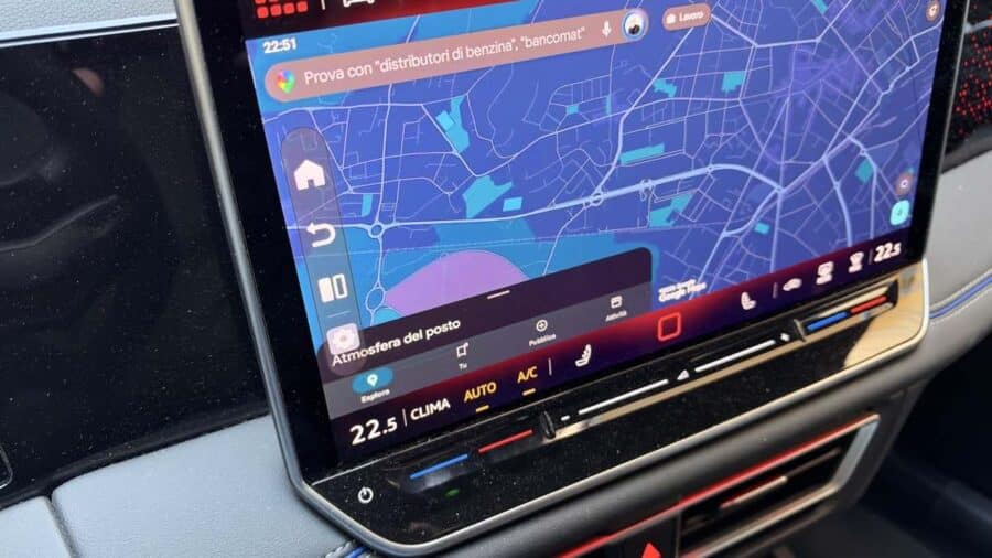 OttoAibox P3 Pro CarPlay AI Box, vista laterale schermo con navigazione attiva