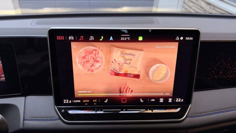 OttoAibox P3 Pro CarPlay AI Box, pubblicità riprodotta prima di un video su YouTube