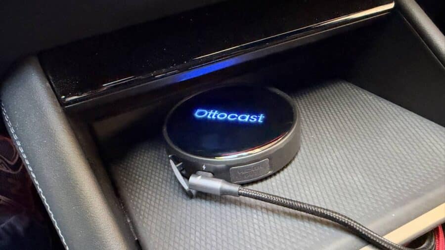 OttoAibox P3 Pro CarPlay AI Box nel vano portaoggetti con logo Ottocast illuminato