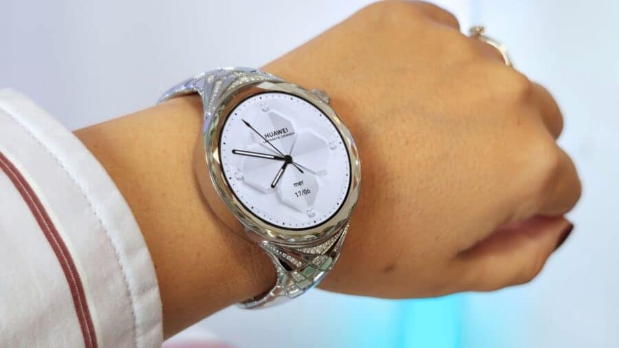99 diamanti naturali montati sull’orologio