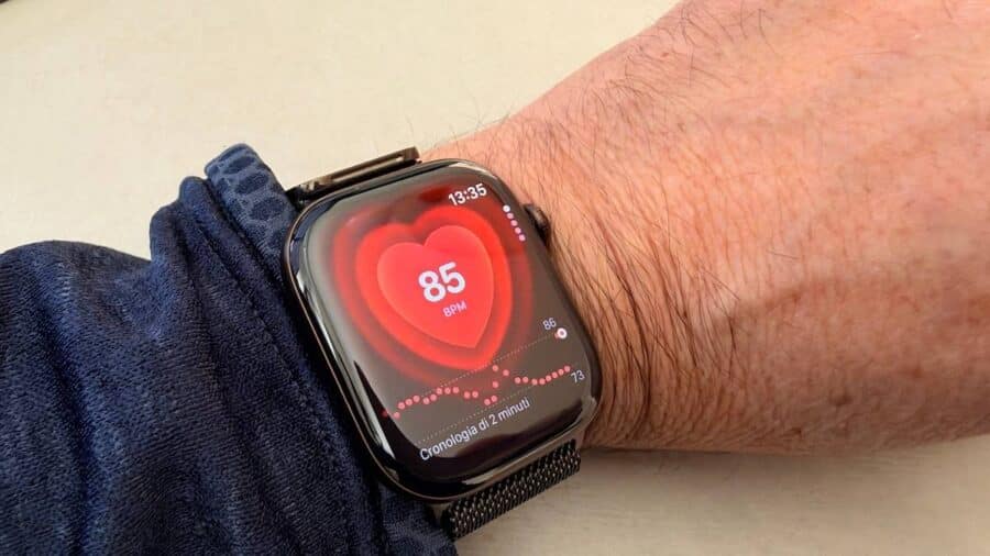 Apple Watch Serie 12 con la schermata di misurazione del battito