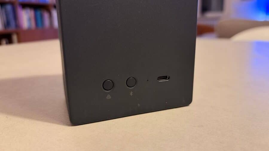 CMF Speaker M,  i pulsanti posteriori