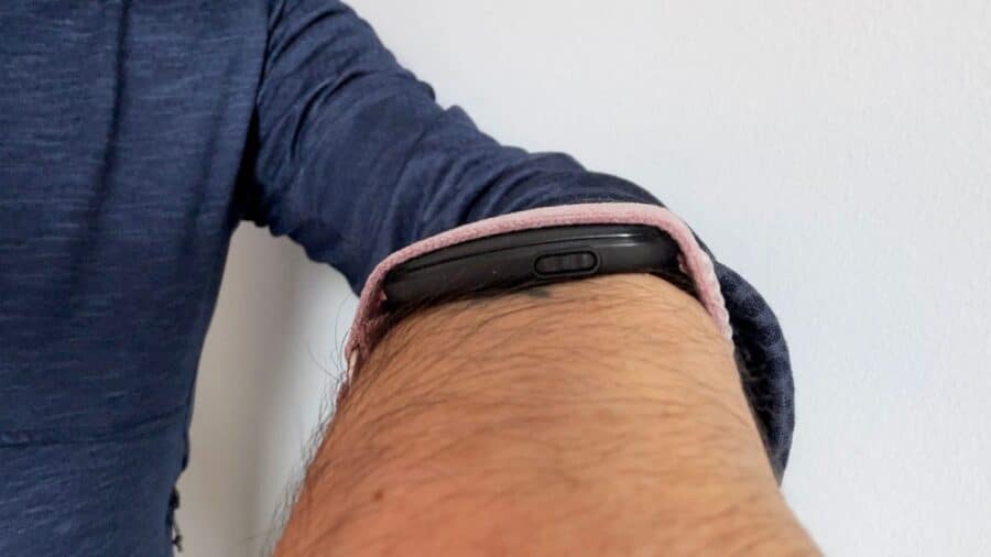 Pulsante laterale del modulo Garmin Cirqa Smart Band con fascia Mauve indossata al polso