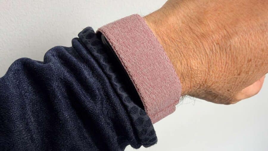 Fascia in tessuto Mauve della Garmin Cirqa Smart Band indossata al polso sotto la manica