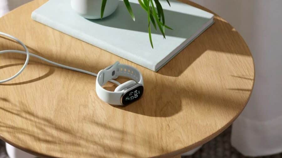 Google Fitbit Edge in carica su un tavolo