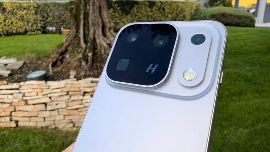 OPPO Find X10 Pro Max visto in un giardino