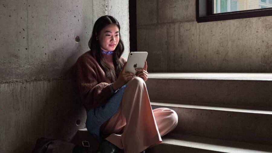 iPad mini 2026 in mano ad una ragazza seduta su una scala