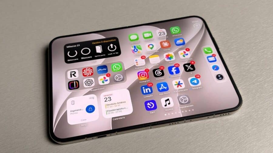 iPhone Duo con schermo aperto