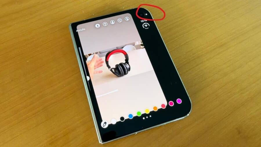 iPhone Duo, con una schermata di Instagram