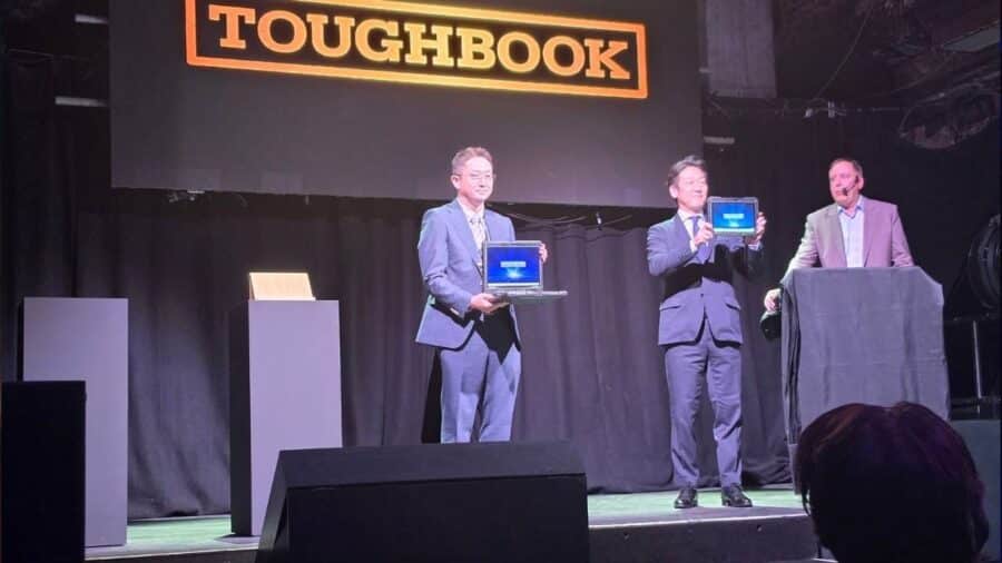 I vertici di Panasonic sul palco dell'evento di Londra sotto la grande insegna luminosa Toughbook, mentre mostrano al pubblico i nuovi dispositivi rugged.
