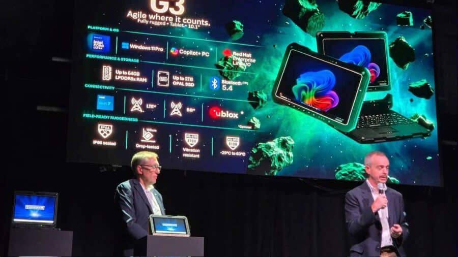 Presentazione sul palco del tablet Toughbook G3 con la slide retrostante che riassume le specifiche tecniche: processore Intel Core Ultra, Windows 11 Pro, Copilot+ PC, fino a 64GB di RAM, Wi-Fi 7 e certificazione IP66.