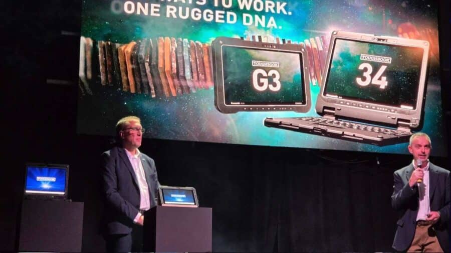 Relatori sul palco di fronte al maxischermo con la scritta "One Rugged DNA", che mostra la serie storica dei portatili Toughbook accanto ai nuovi modelli G3 e 34.